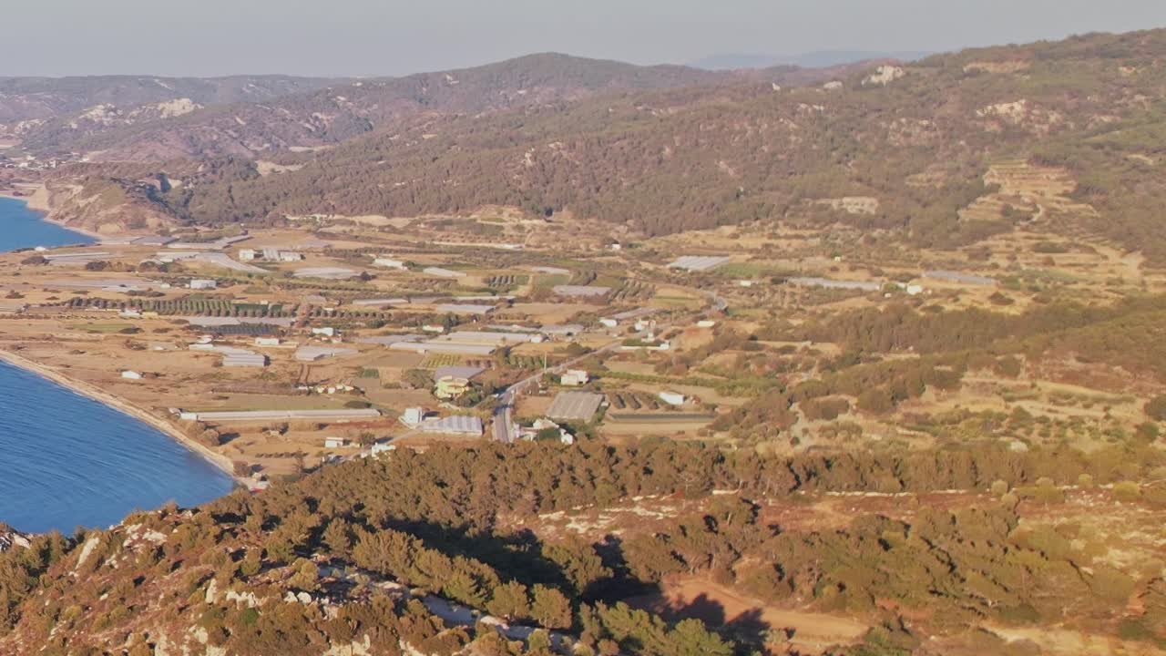 Udsigt over landbrugsjord nær kysten i Rhodos, Grækenland, på en solskinsdag