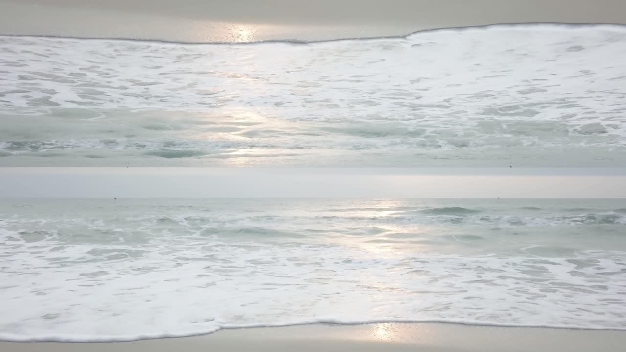 el atardecer de la playa espejado