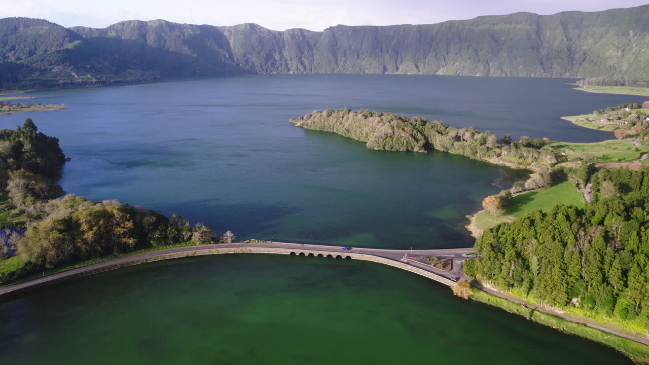 Vista aerea panoramica del Lago di Sete Cidades e del ponte