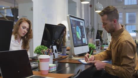 Business-people-working-on-computer-in-office