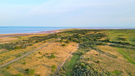 Descubra-El-Encanto-Idílico-De-Una-Escena-Costera-De-La-Hora-Dorada-A-Través-De-Impresionantes-Imágenes-Aéreas-De-Drones:-Estuario,-Bancos-De-Arena,-Océano-Y-Marismas