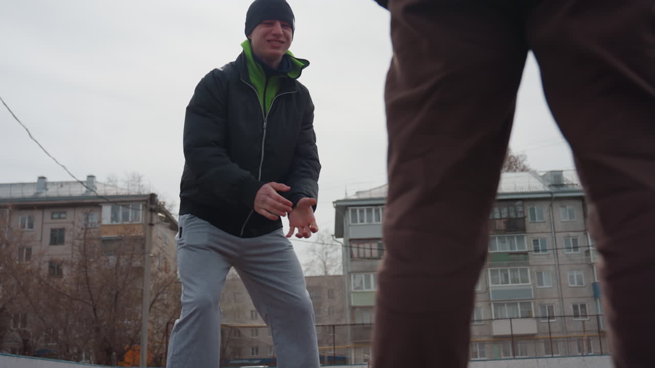 Сосед играет в футбол, непринужденная сцена на открытом воздухе: два соседа играют в игру, два человека с удовольствием пасуют друг другу футбольный мяч в общем дворе