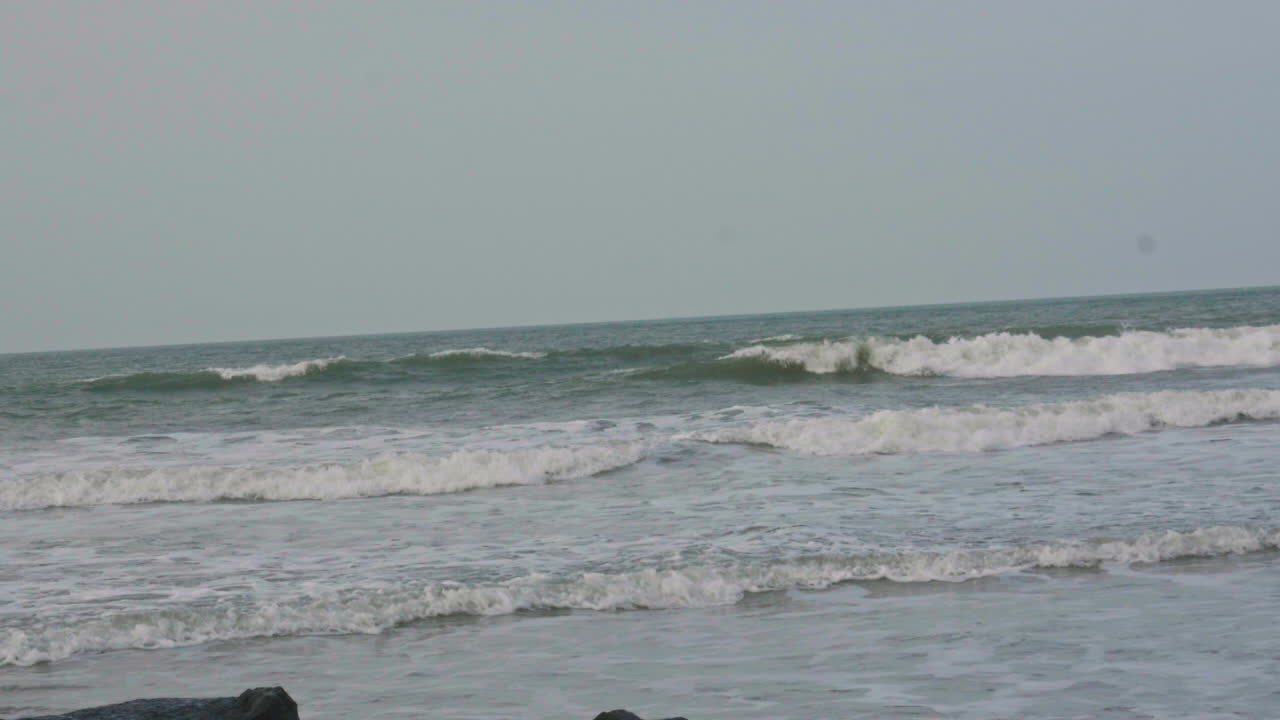 화창한 날의 잔잔한 바다