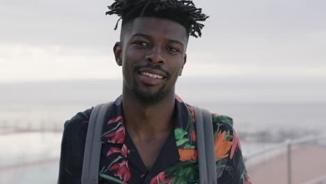 Retrato-De-Un-Atractivo-Hombre-Afroamericano-Posando-Sonriendo-Y-Mirando-Confiado