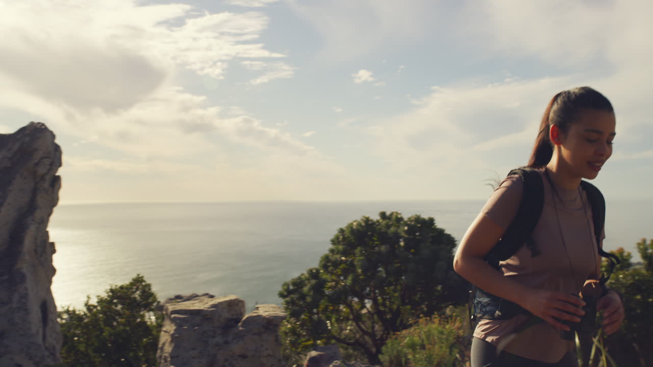 아름다운 풍경을 감상 하는 젊은 산악 여행자