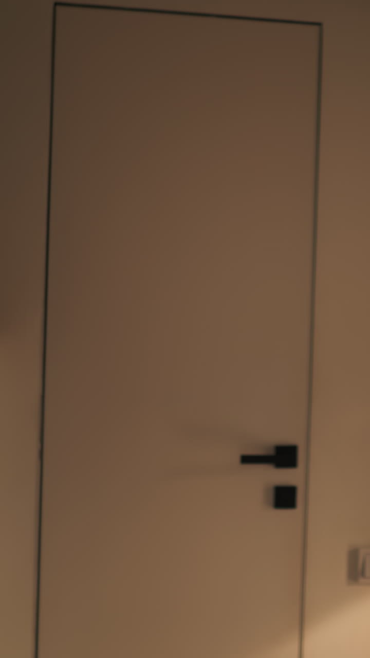 alojamiento de glamping con habitaciones para turistas. premisa semi iluminada con elementos decorativos para vivir en una casa de campo moderna. los rayos del sol caen en la puerta desde la terraza