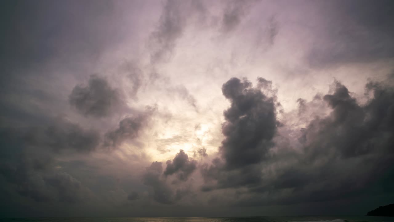러브 타임스: 비가 내리는 날씨에 하늘과 검은 구름, 천둥이 부는 구름, 여름의 비, 비가 오는 지구 온난화 효과, 검은 폭풍, 드라마틱한 4k 타임 스