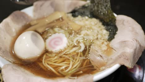 用手拿筷子拿拉面 日本面食 日本快餐拉面