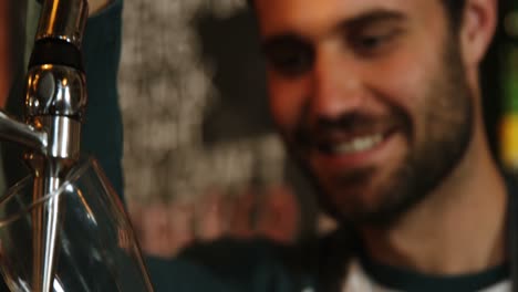 hombre feliz tomando bebida del grifo de la cerveza