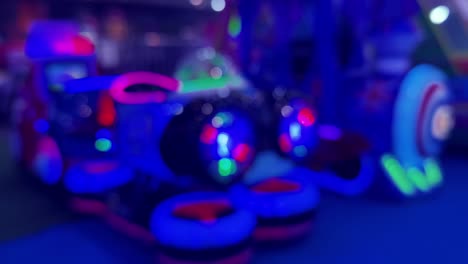 wazig zicht op kleurrijke arcade spelletjes's nachts