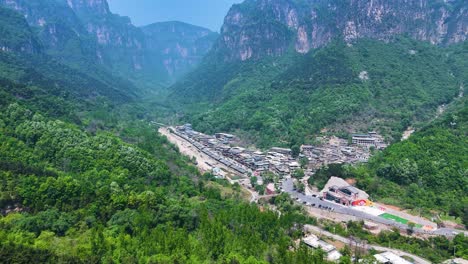 fotografía aérea de la pequeña comunidad huixian dentro del valle en la provincia de henan, china