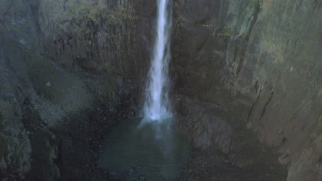 hay mucha agua en las montañas.