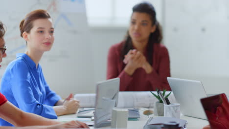 una mujer de negocios afro discutiendo con sus colegas en la oficina. reunión del equipo en la sala de juntas.