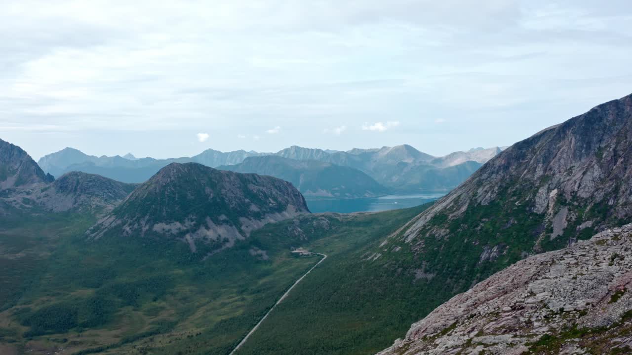 paisaje pintoresco de las colinas de salberget cerca de la aldea de flakstadvag en la isla de senja, noruega
