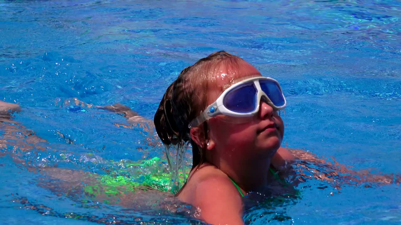 수영장에서 작은 소녀