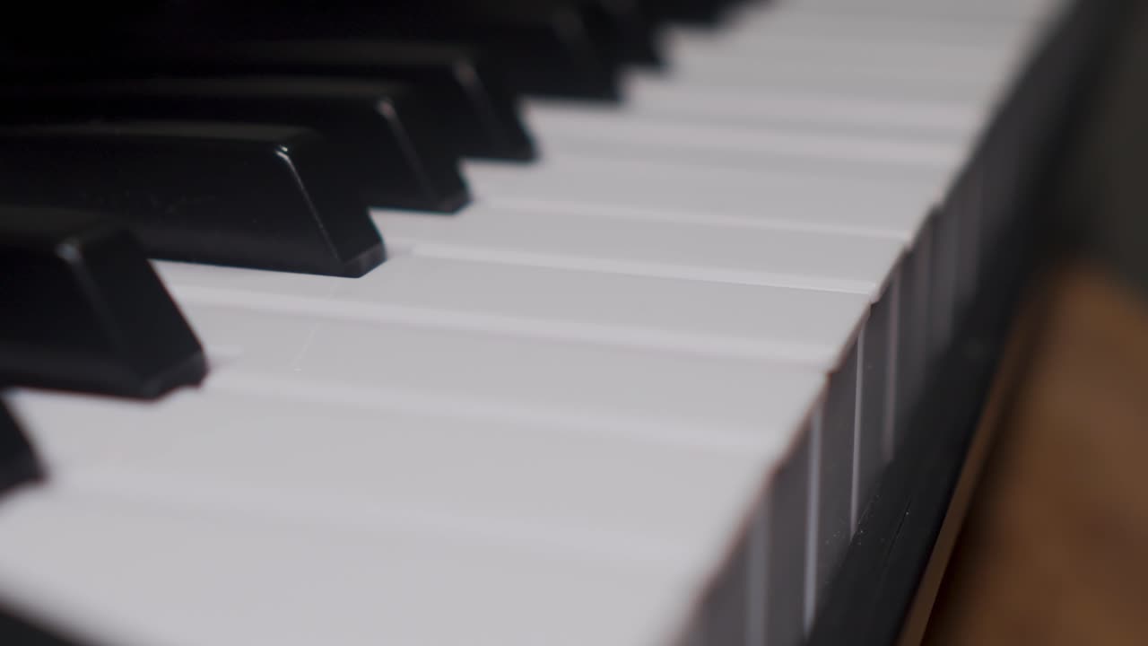 Primo piano dei tasti di un pianoforte digitale, ripresa scorrevole intima