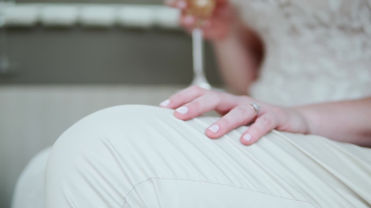 결혼식 날 신랑의 무릎에 신부의 손 - 선택적 초점