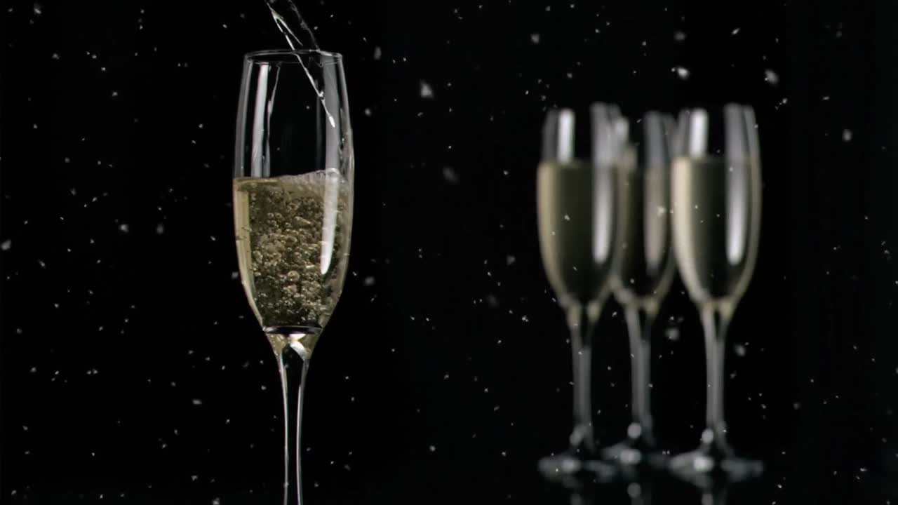 검은 바탕에 있는  ⁇ 페인 잔 위에 떠다니는  ⁇  반점들의 애니메이션