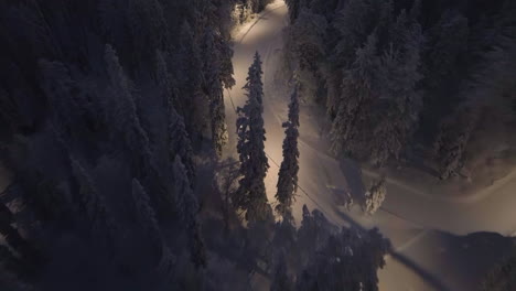 vista aérea inclinada sobre las pistas de esquí iluminadas de salla, al anochecer de invierno en laplandia