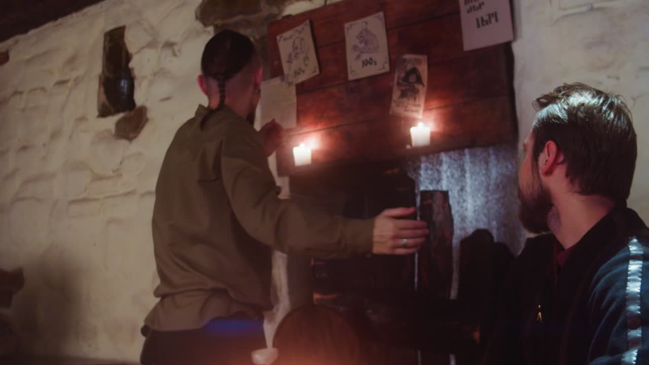 친구와 함께 술집에서 게시판을 읽는 남자, 중세 모험가 부부는 술집에서의 스트에서 쉽게 돈을 벌 수 있는 방법을 찾습니다.