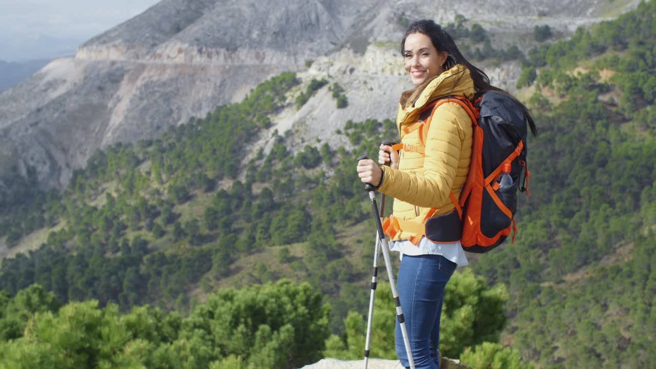 joven excursionista disfrutando de la vista