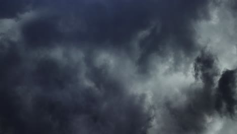 Pov-Nubes-Cumulonimbus-Y-Relámpagos,-Tormenta-Eléctrica-4k