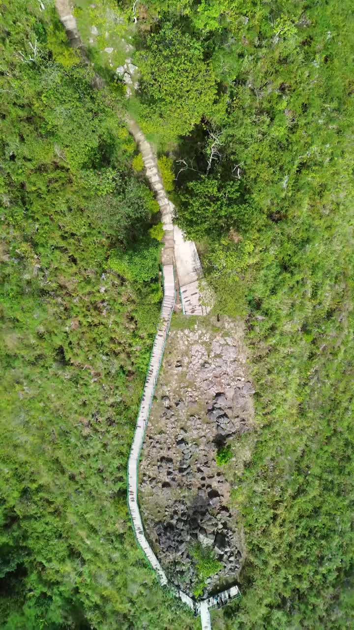 La Chaquira exibe símbolos pré-hispânicos esculpidos em pedra, rodeada por paisagens impressionantes em San Agustin.