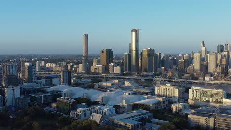 Luftaufnahme,-Die-über-Das-West-End-Fliegt-Und-In-Richtung-Brisbane-City-Blickt,-Mit-Dem-Riesenradauge-Von-Kanal-7-Am-Südufer-Im-Bild