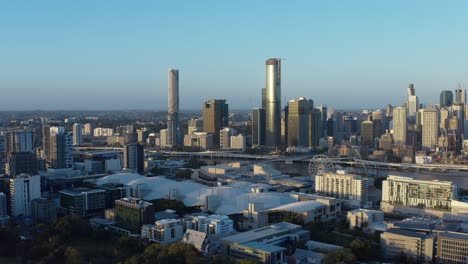 Toma-Aérea-Volando-Sobre-El-Extremo-Oeste-Mirando-Hacia-La-Ciudad-De-Brisbane-Con-El-Ojo-De-La-Noria-Del-Canal-7-De-South-Bank-En-El-Marco