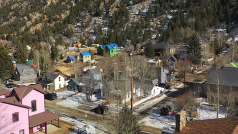 vista aérea hacia adelante órbita ascendente de un colorido pueblo en la montaña