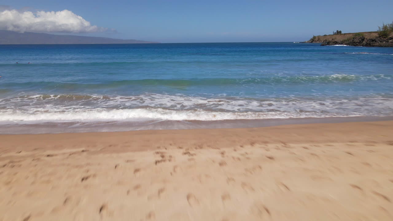 Persone che si rilassano sulla Slaughterhouse Beach, Maui, Hawaii, vista aerea sull'oceano