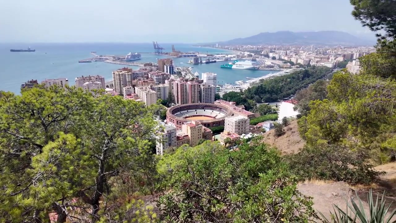 Panorama dal Gibralfaro del Porto di Malaga e dell'Arena della Malagueta.