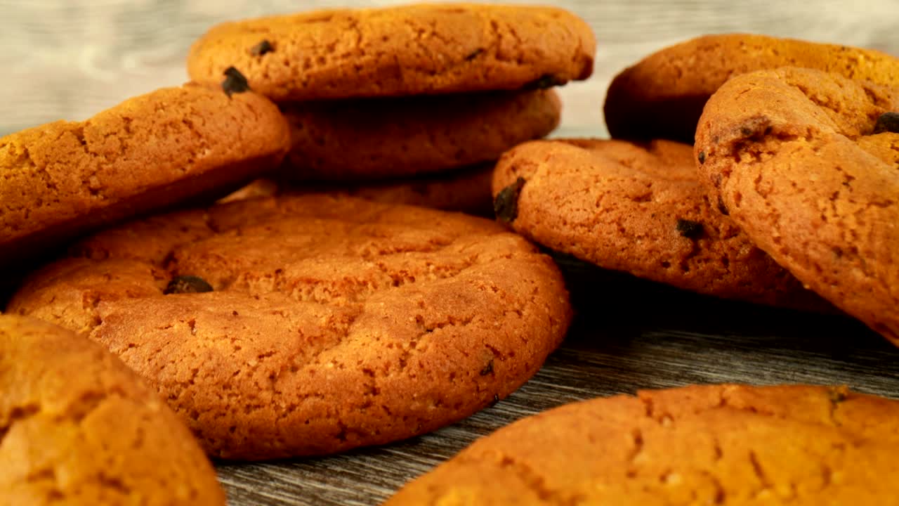 Biscotti all'avena con cioccolato in primo piano.