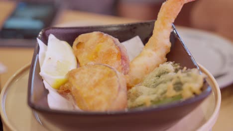 Primer-Plano-De-Un-Delicioso-Plato-De-Comida-Asiática,-Tempura-De-Batata,-Camarones-Ebi,-Verduras-Y-Rodaja-De-Limón