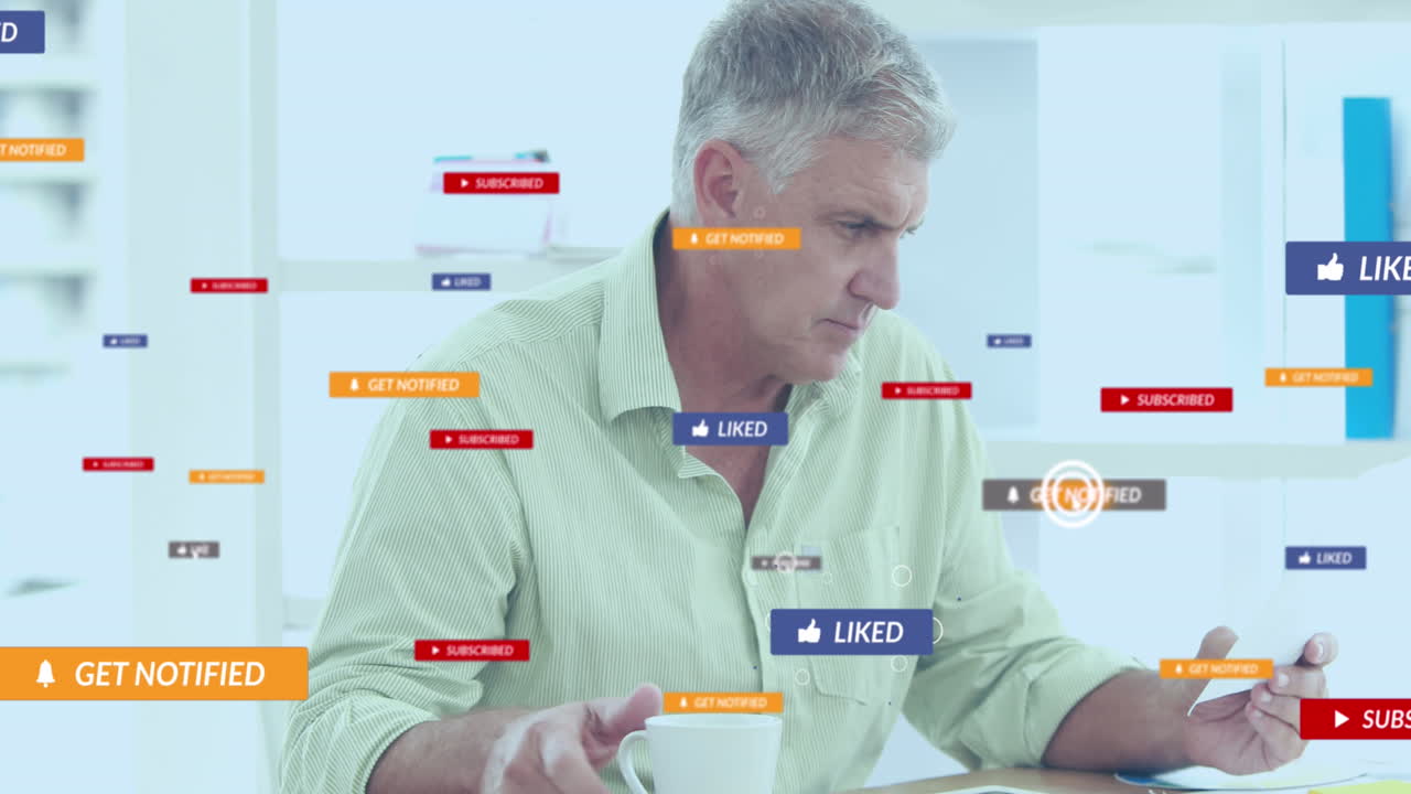 animación de iconos digitales de redes sociales con procesamiento de datos sobre hombre caucásico pagando en línea