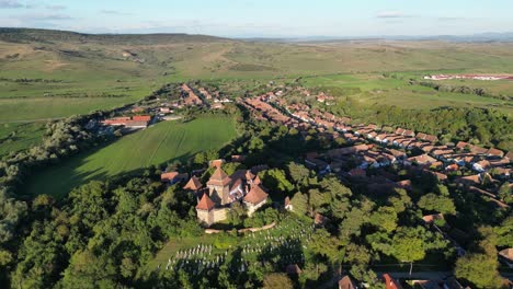 Pueblo-De-Viscri-E-Iglesia-Fortificada-En-Transilvania,-Rumania---Círculos-Aéreos-4k