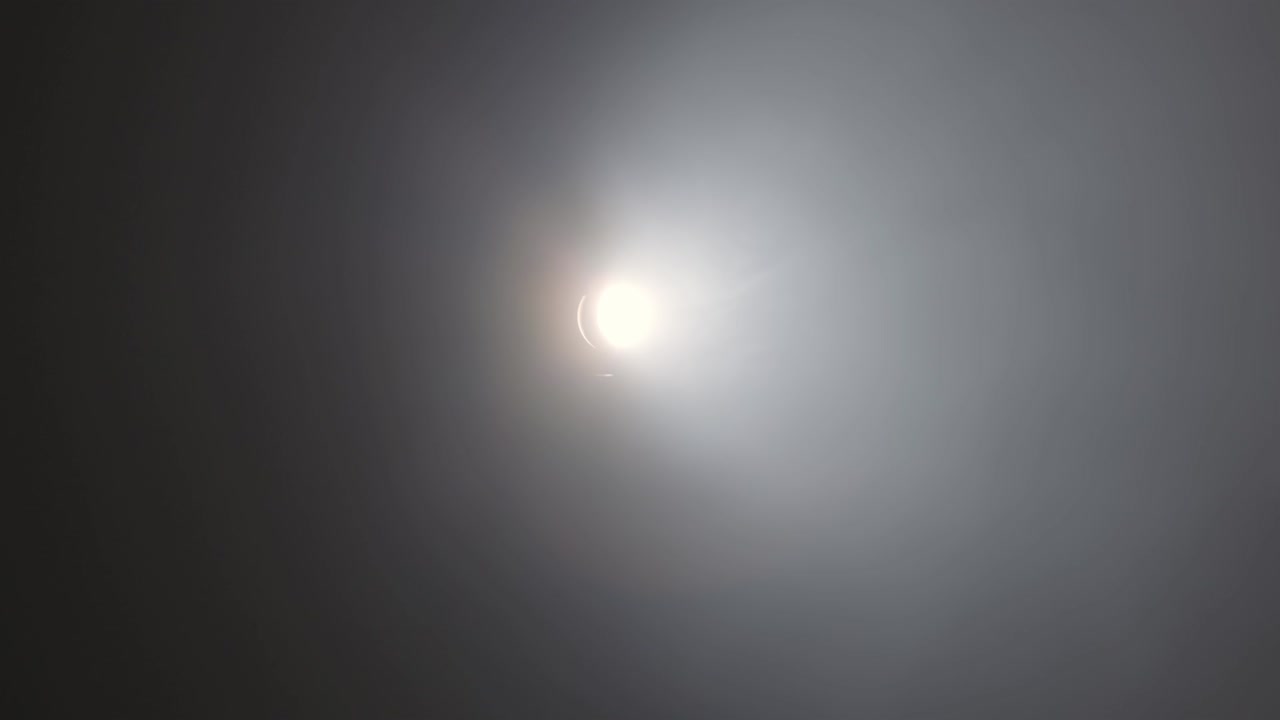 플래드라이트 은 천천히 회전하여 화면을 니다. 무대 스포트라이트 및 라이트 장비. 검은 바탕에 스포트 라이트, uhd