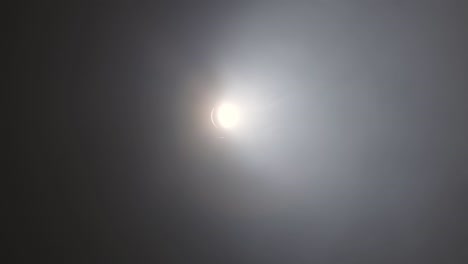 el haz de reflector gira lentamente y enciende la pantalla. focos de escenario y equipos de luz. focos sobre fondo negro, uhd