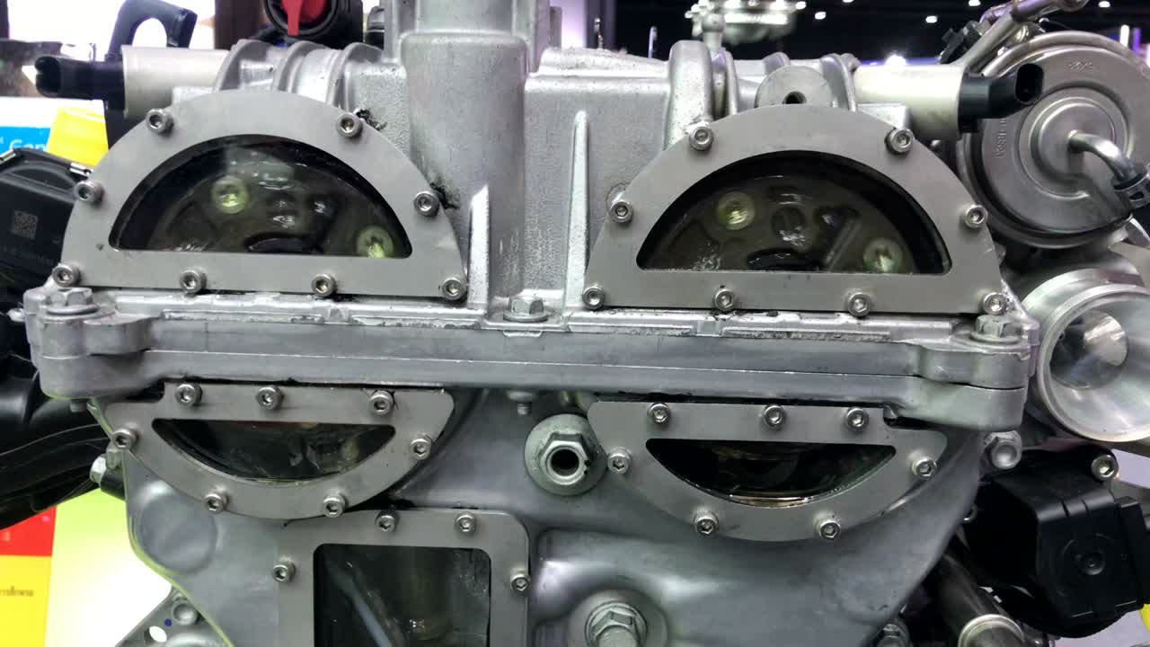 rotación de piezas metálicas en un dispositivo mecánico