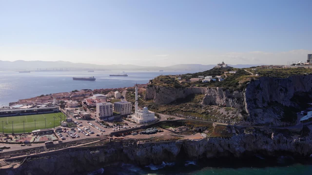 지브롤터 최남단에 있는 스포츠 단지와 이브라힘 알 이브라힘 모스크가 있는 유로파 지점을 통과합니다.