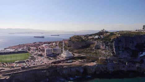 panorámica del punto europa con el complejo deportivo y la mezquita ibrahim-al-ibrahim en el extremo sur de gibraltar.