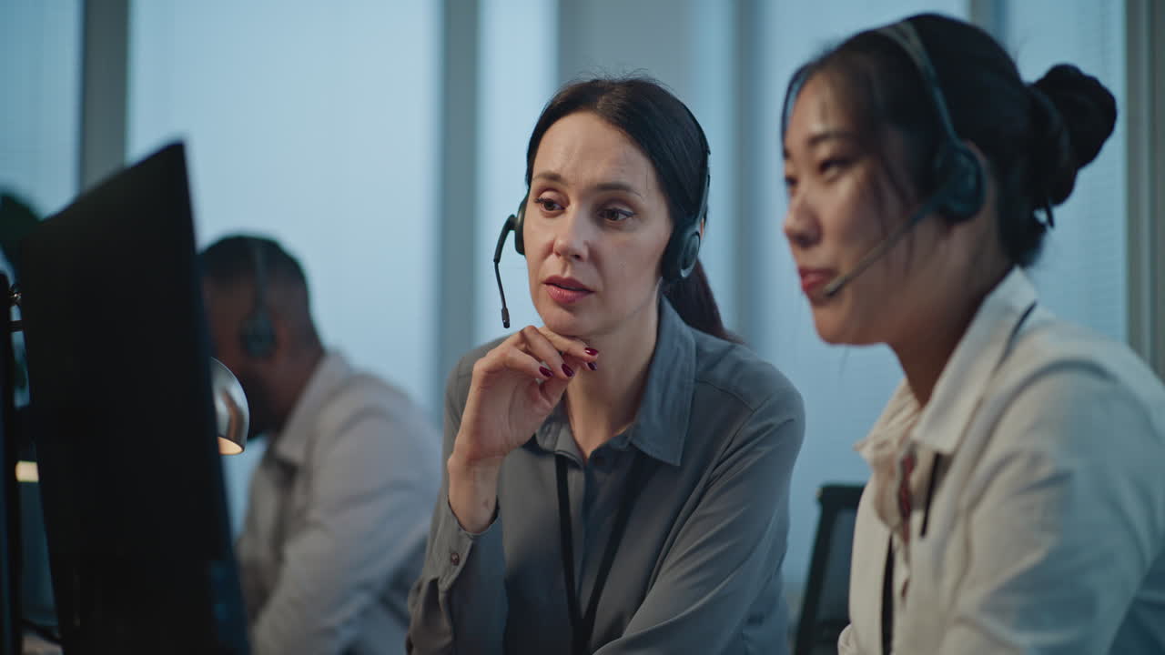 representantes de servicio al cliente que trabajan juntos