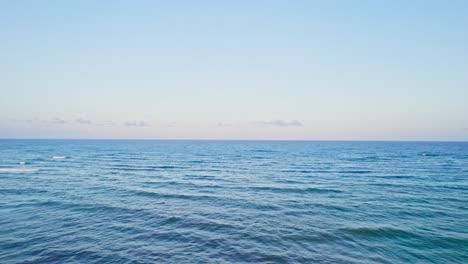 Hermosas-Imágenes-De-Drones-Volando-Sobre-El-Mar-Azul-Profundo-Océano-Abierto