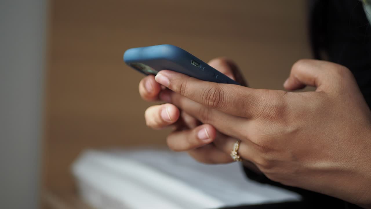 mujer usando el teléfono