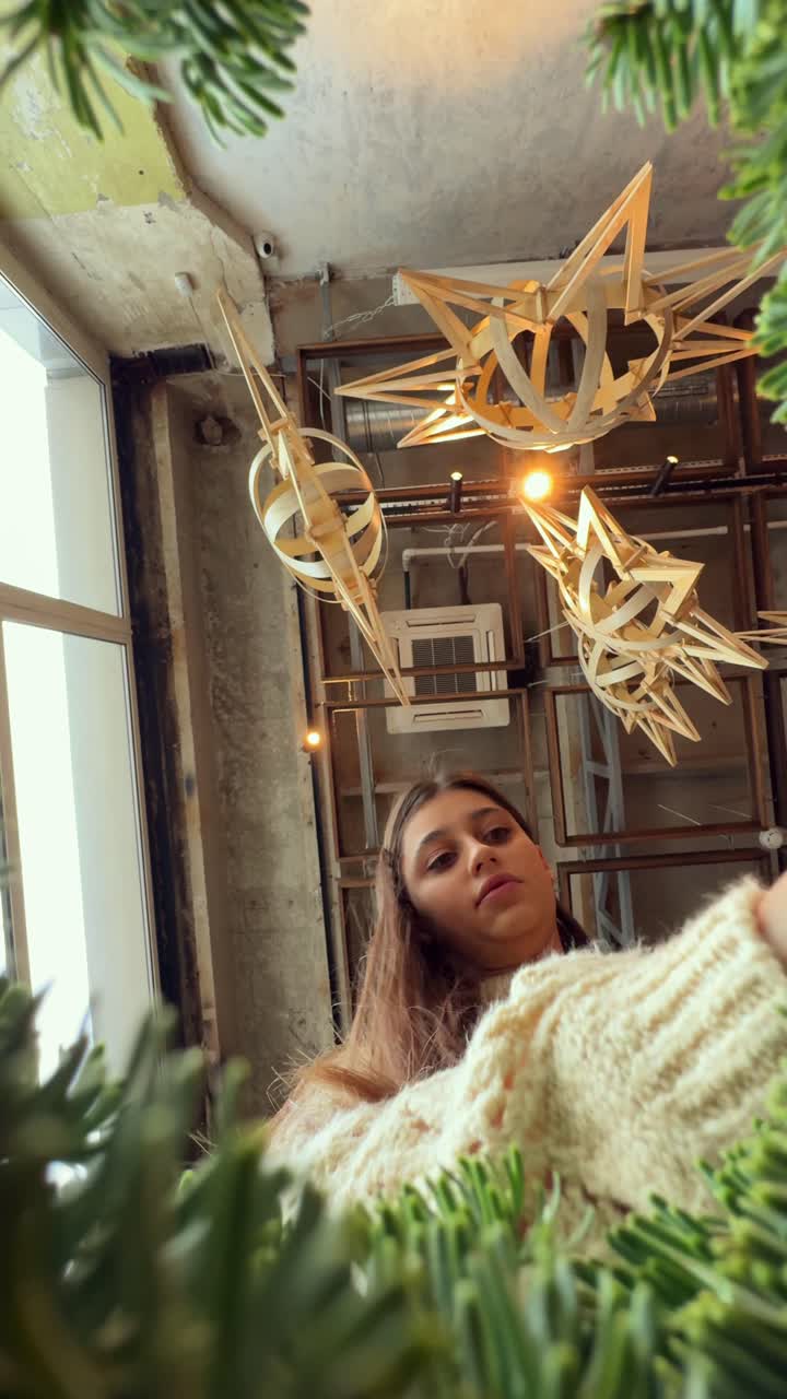 Decorazioni natalizie e una giovane donna