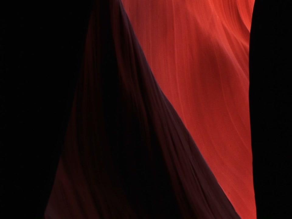 Panoramica a destra di una formazione geologica biomorfa di arenaria nell'Antelope Canyon, Arizona