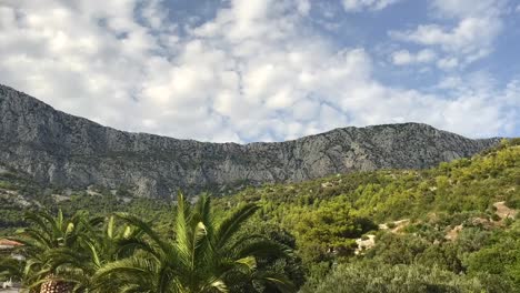 Un-Video-De-Lapso-De-Tiempo-De-Nubes-Pasando-Sobre-Una-Montaña-En-Croacia