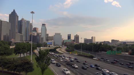 Amplio-ángulo-De-Vista-Al-Atardecer-O-Al-Atardecer-De-Las-Autopistas-Con-El-Horizonte-De-Atlanta,-Georgia-Distante