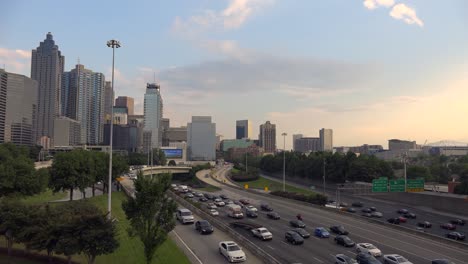 vista panorámica del atardecer o la puesta de sol de las autopistas con el horizonte de atlanta georgia distante