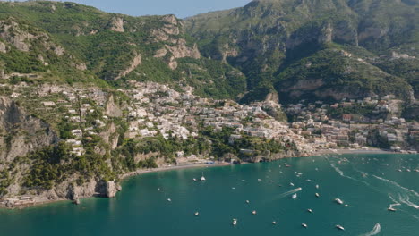 aerial: fotografía panorámica de un avión no tripulado de positano en la costa de amalfi, italia en un día soleado